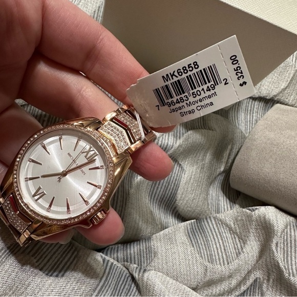 Michael Kors rose gold watch new** comes with box         New never worn! - Picture 5 of 8